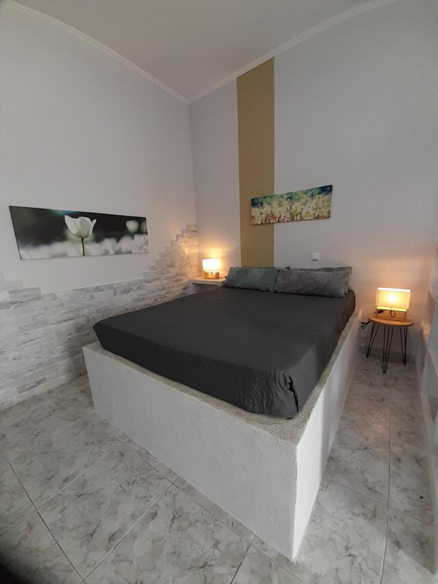 Overhill Apartments Adamas מראה חיצוני תמונה