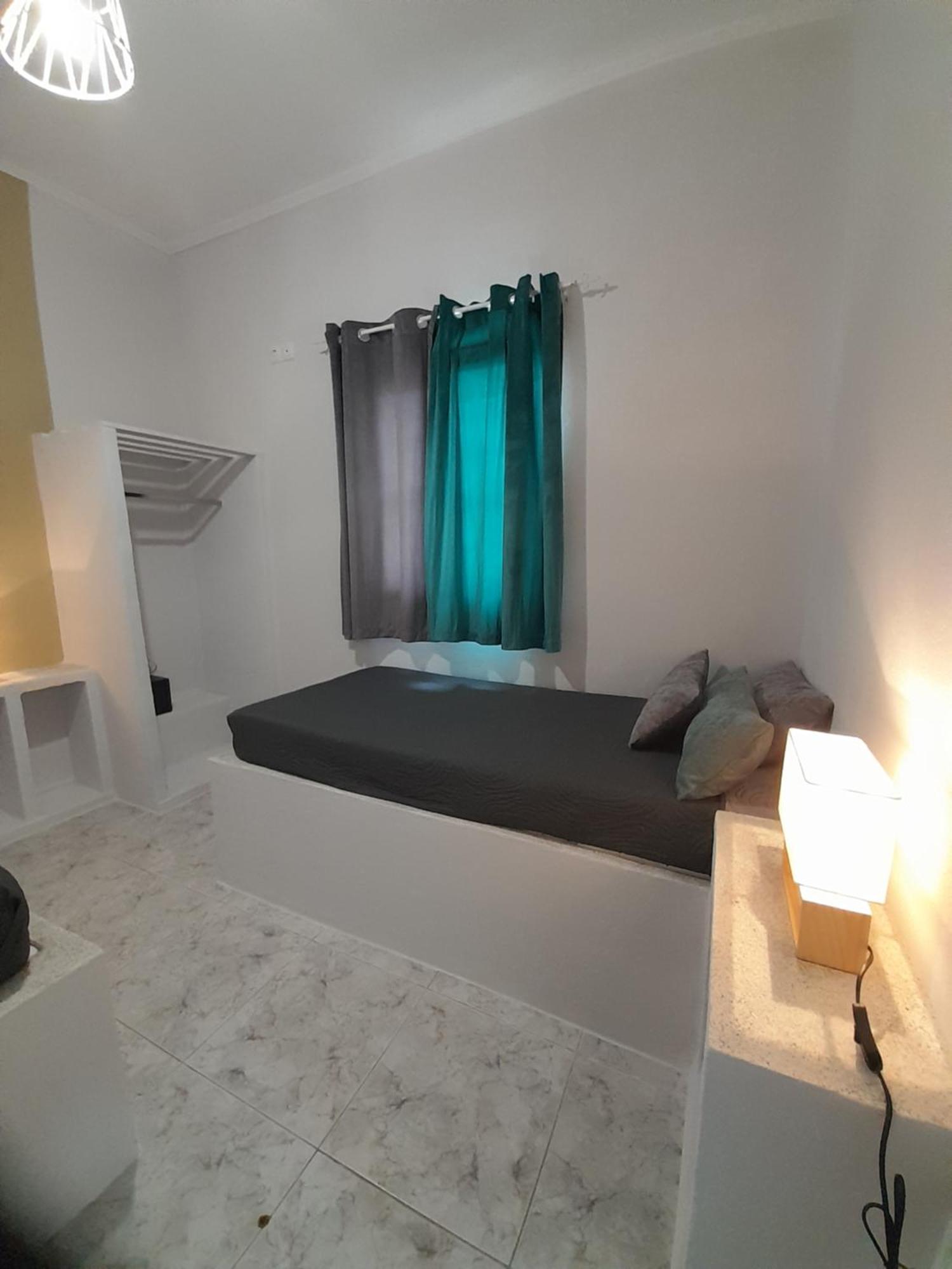 Overhill Apartments Adamas מראה חיצוני תמונה
